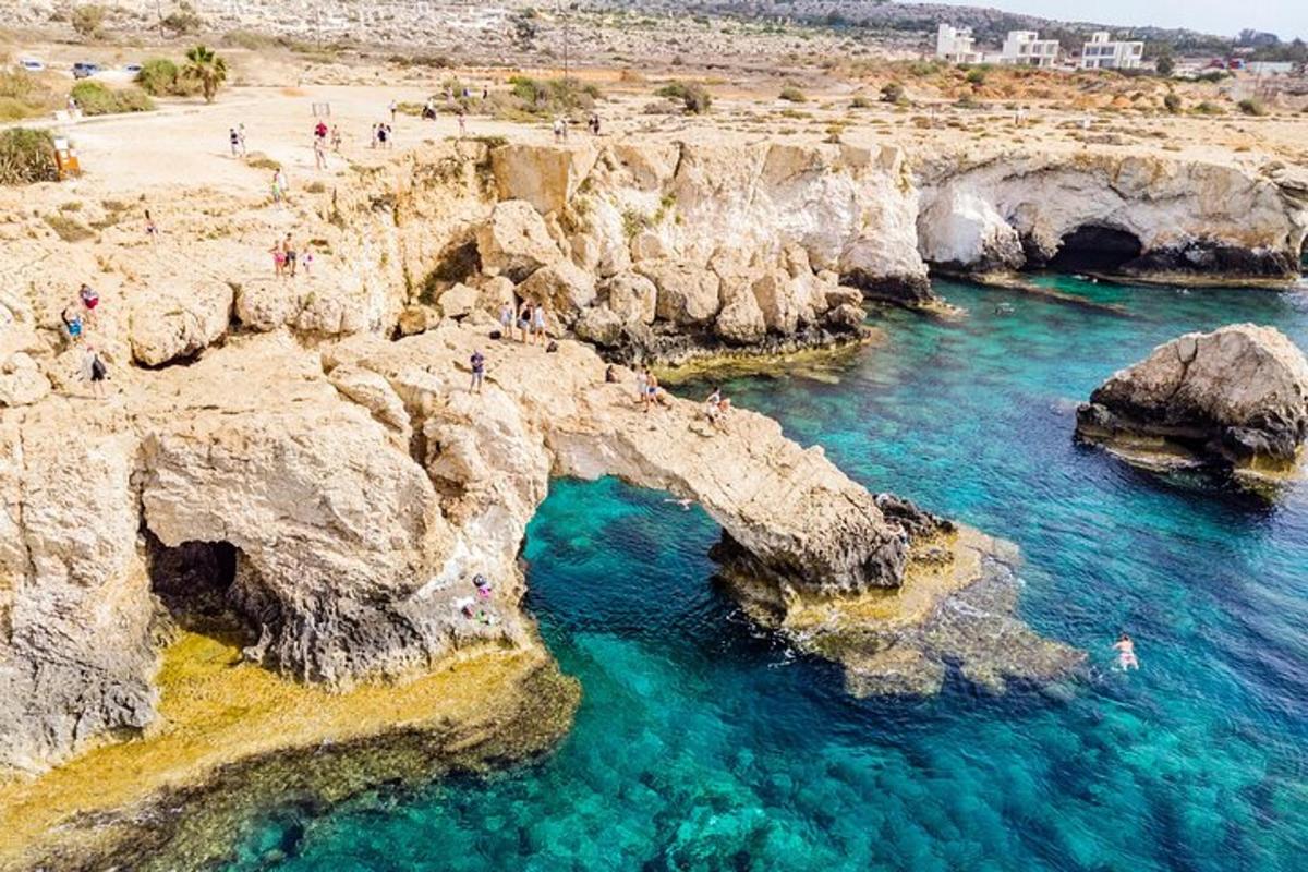Μια εναέρια άποψη μιας παραλίας με μπλε νερό και βράχους