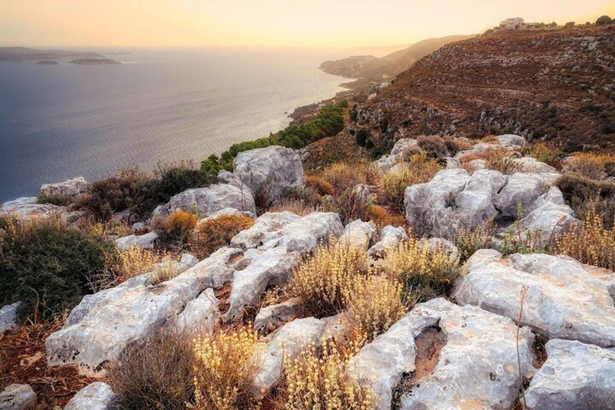 una vista di una montagna con rocce e l'oceano