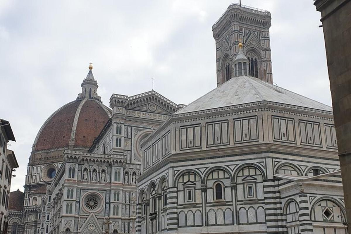 un grande edificio con una torre dell'orologio in cima