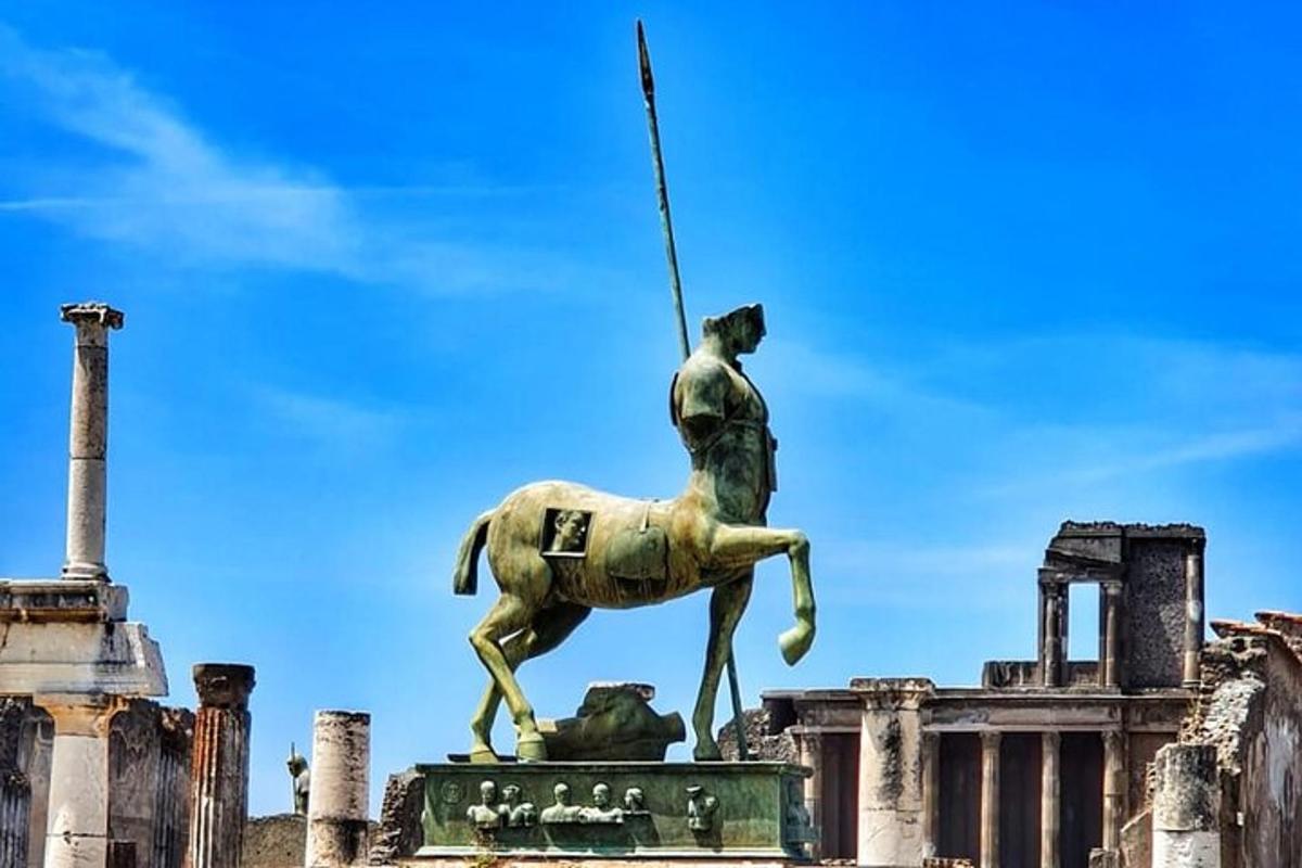 uma estátua de um homem cavalgando em frente a um prédio