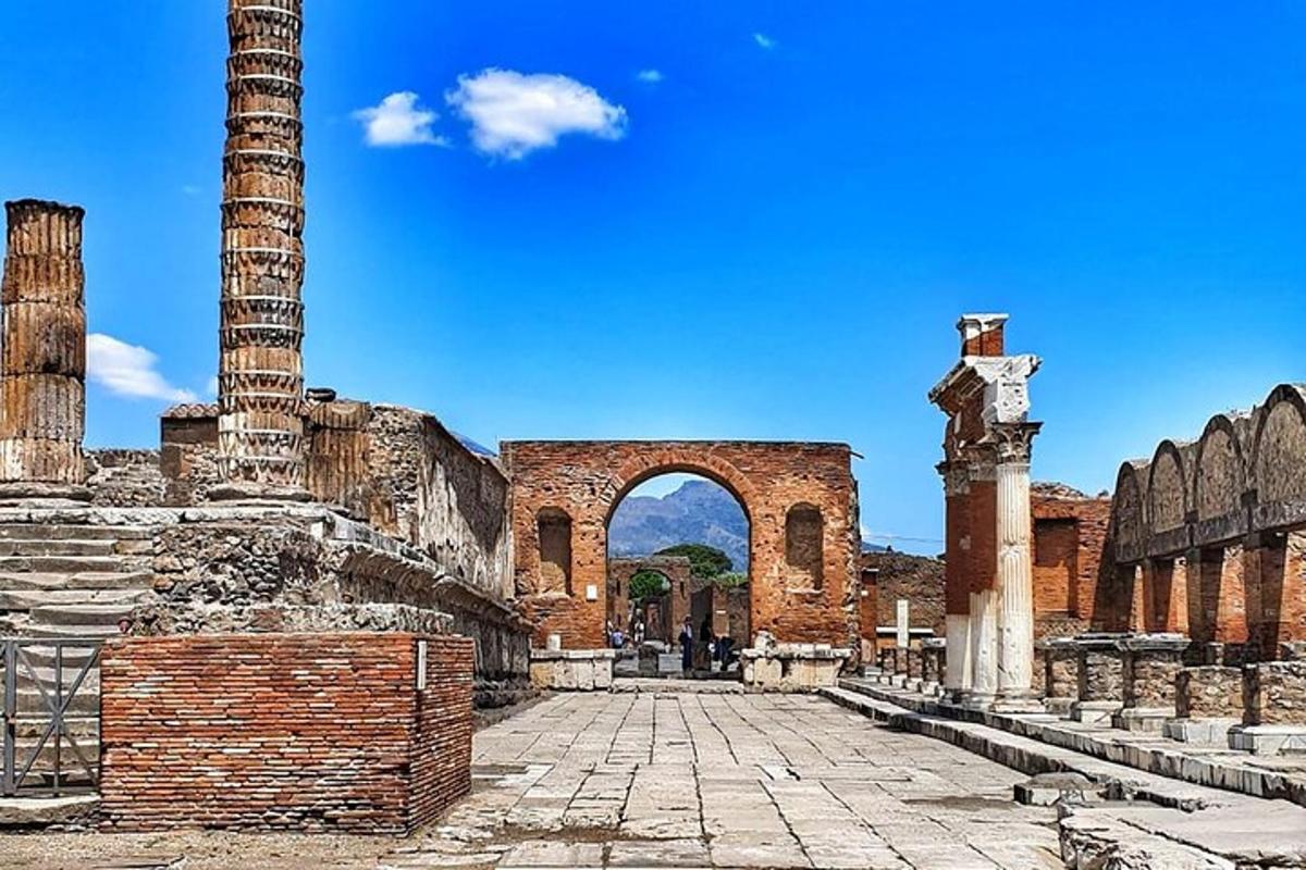 um edifício antigo com um arco e uma torre