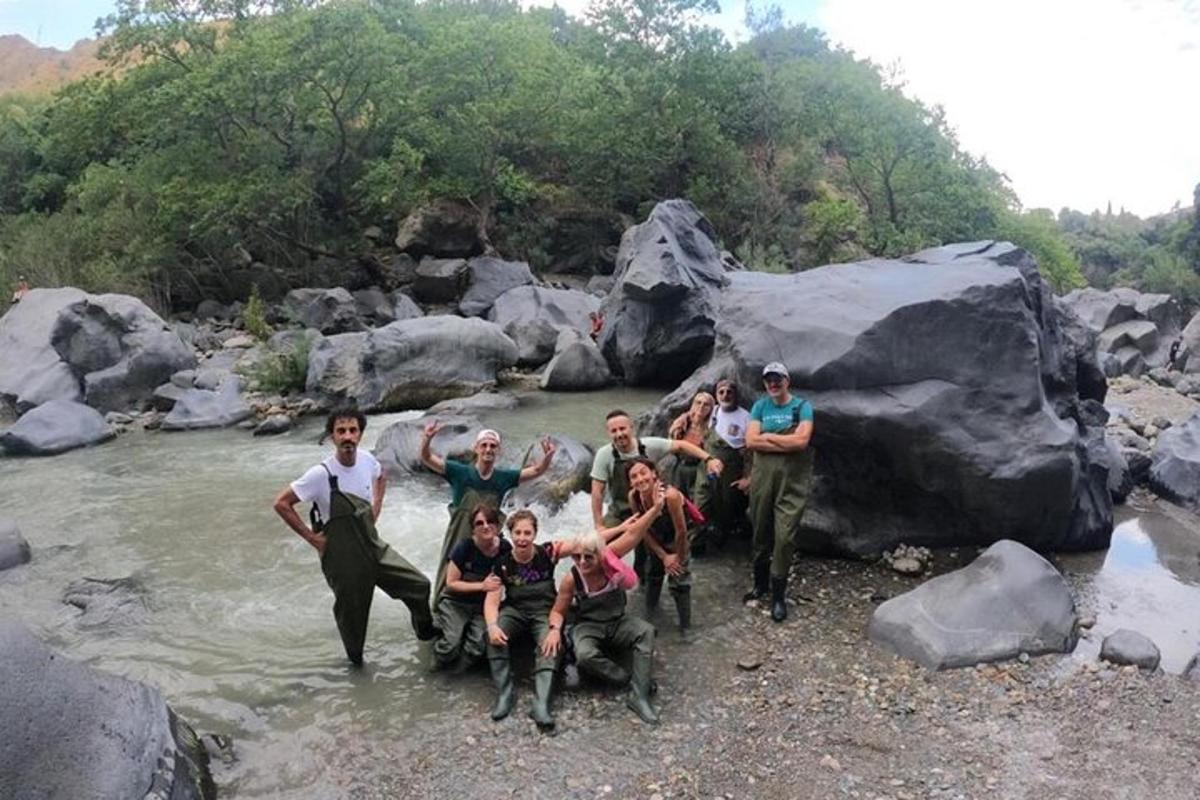 група људи позира за фотографију у реци