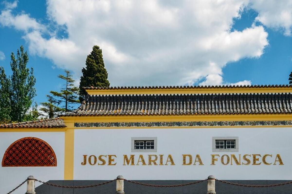 Un edificio con un cartel que dice "Lose Marina da Fusesasia"