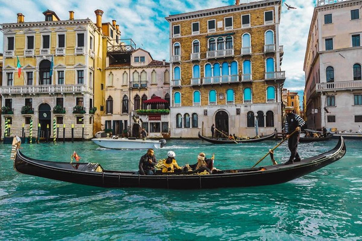 isang grupo ng mga tao sa isang gondola sa isang kanal