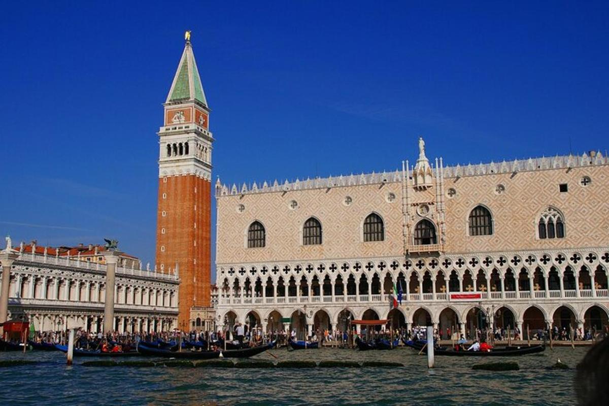 un grande edificio con una torre dell'orologio di fronte