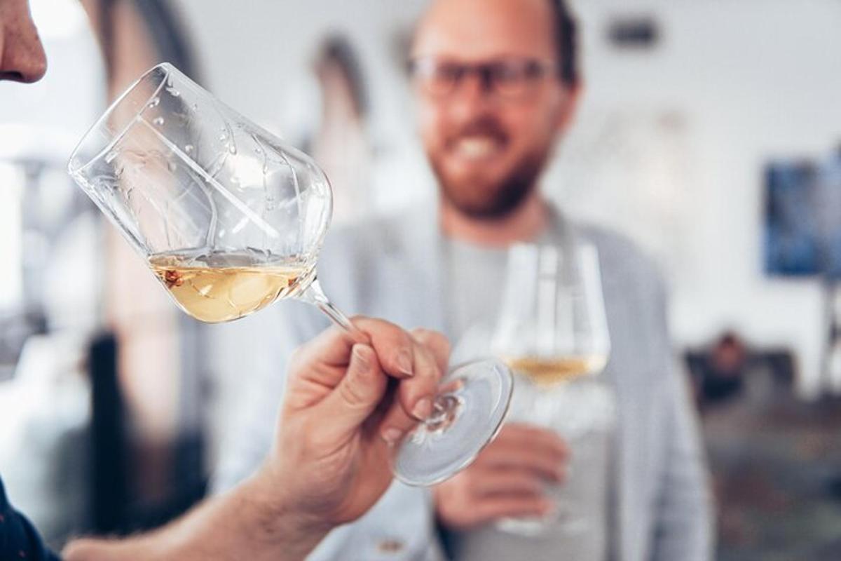 moški drži kozarec vina