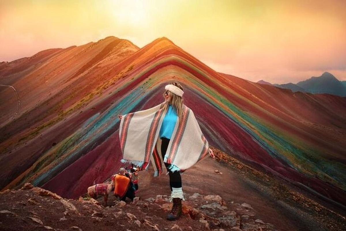 une peinture d'une femme avec une cape sur une montagne