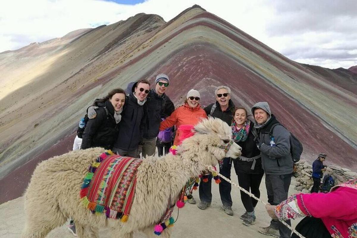 un gruppo di persone in piedi accanto a un lama