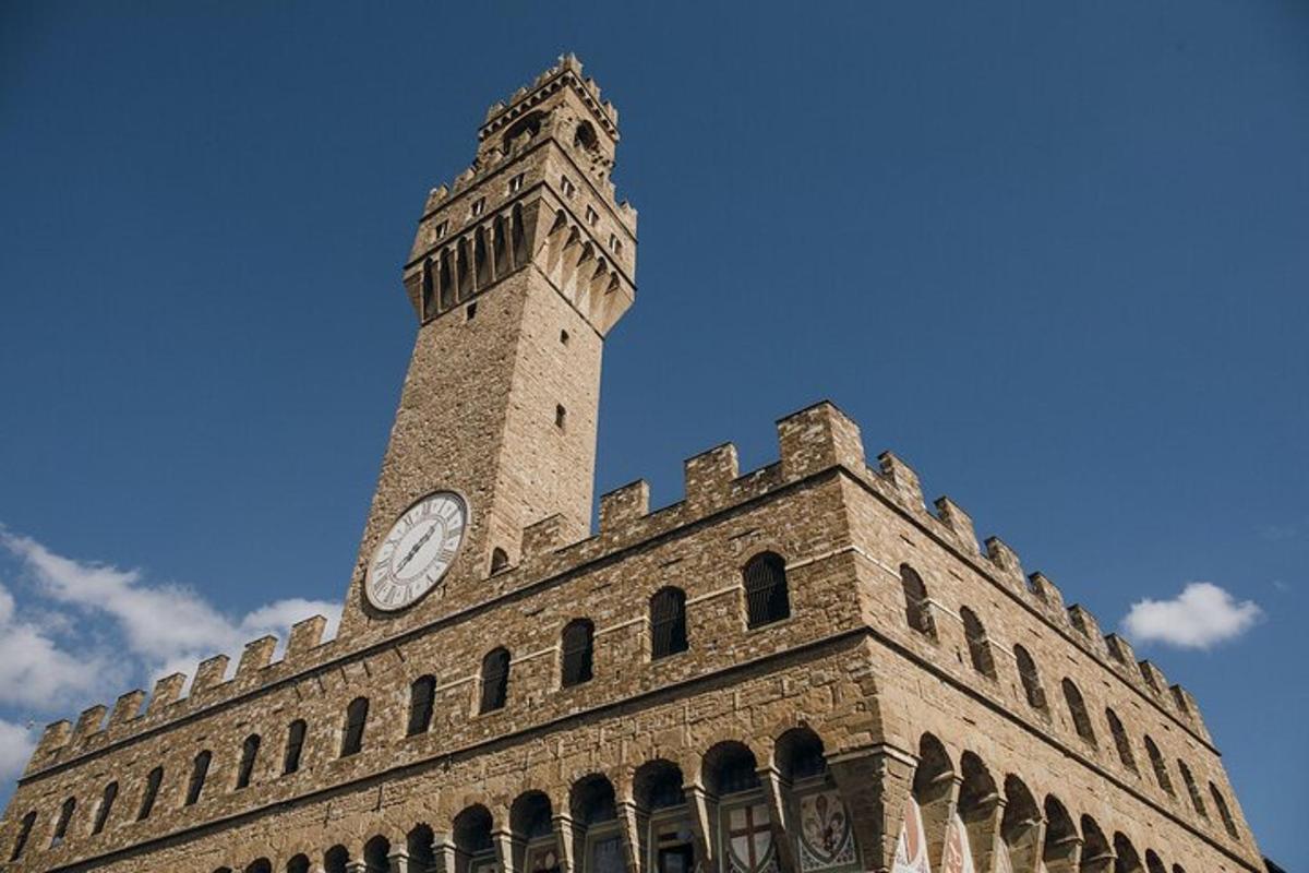 un edificio con una torre dell'orologio in cima