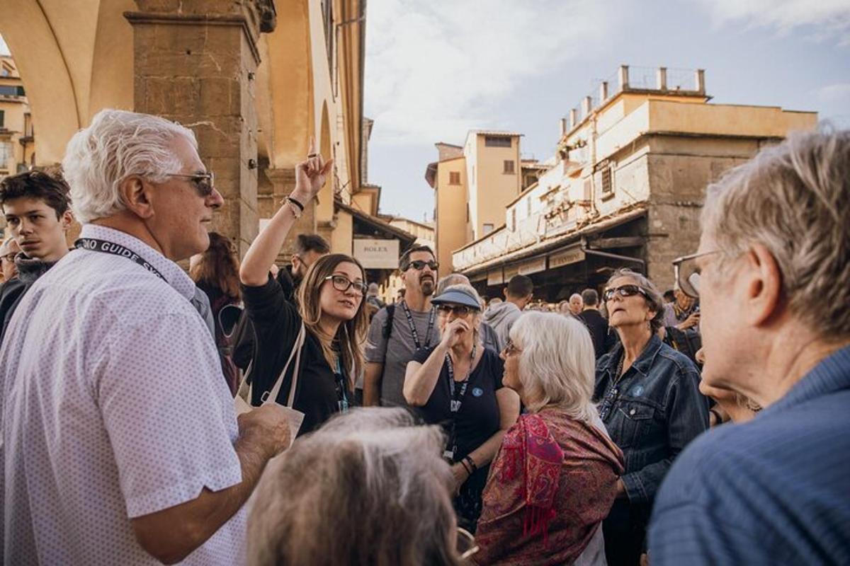 un gruppo di persone in piedi in mezzo alla folla