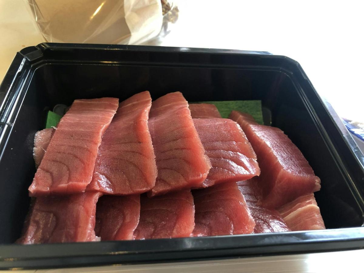 一盘盛满肉块的托盘