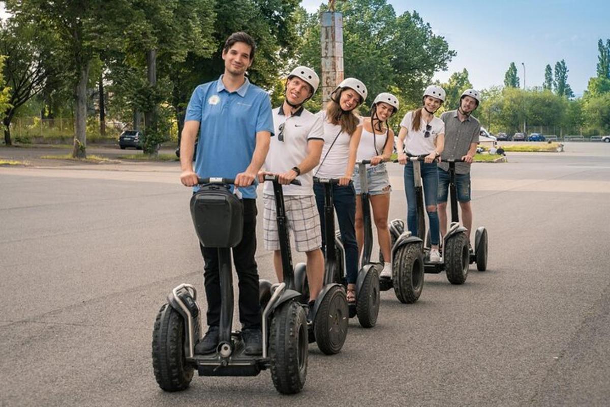 Skupina lidí jezdí na segwayích
