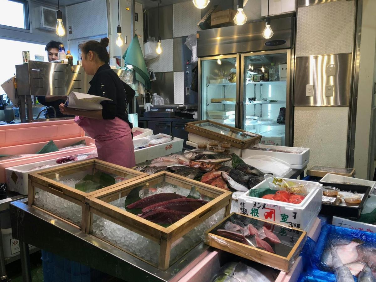 一位女士站在厨房准备食物