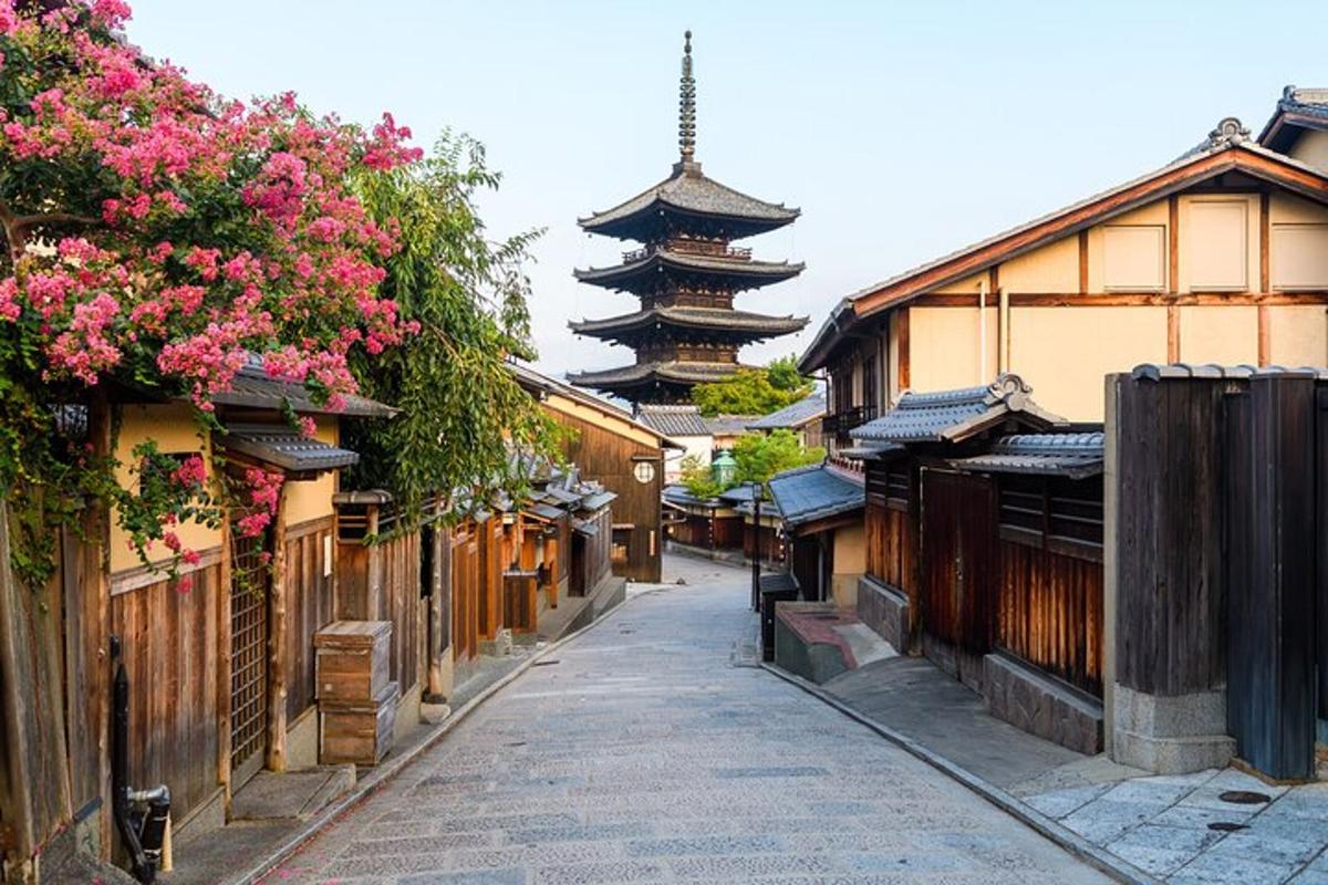 una strada in una città asiatica con edifici e fiori