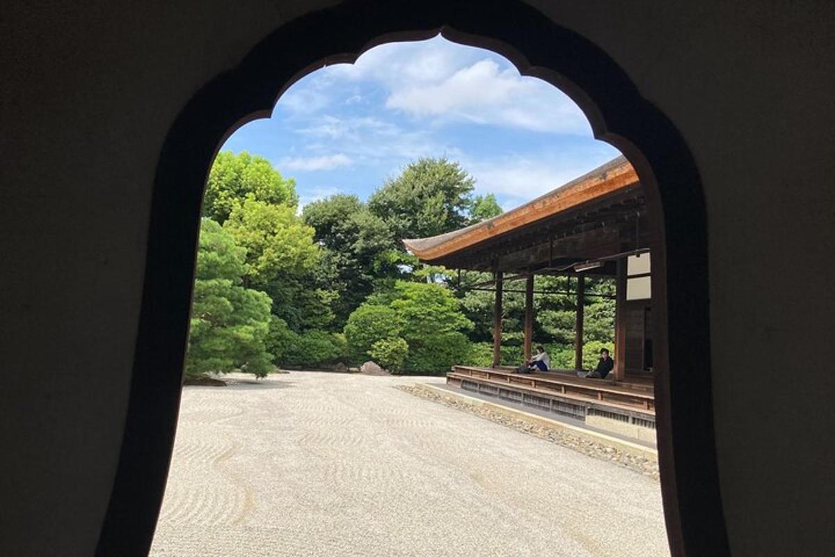 una vista attraverso un arco di un edificio con alberi