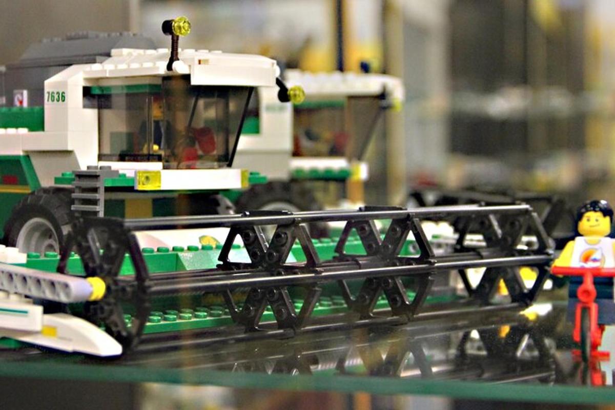 lego model traktora na koľajniciach
