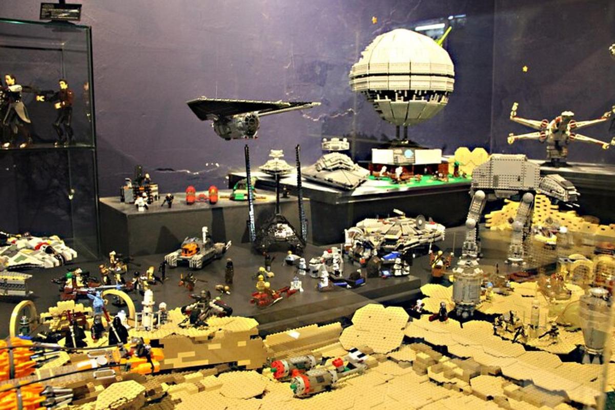 Lego model vesmírné stanice a balónu