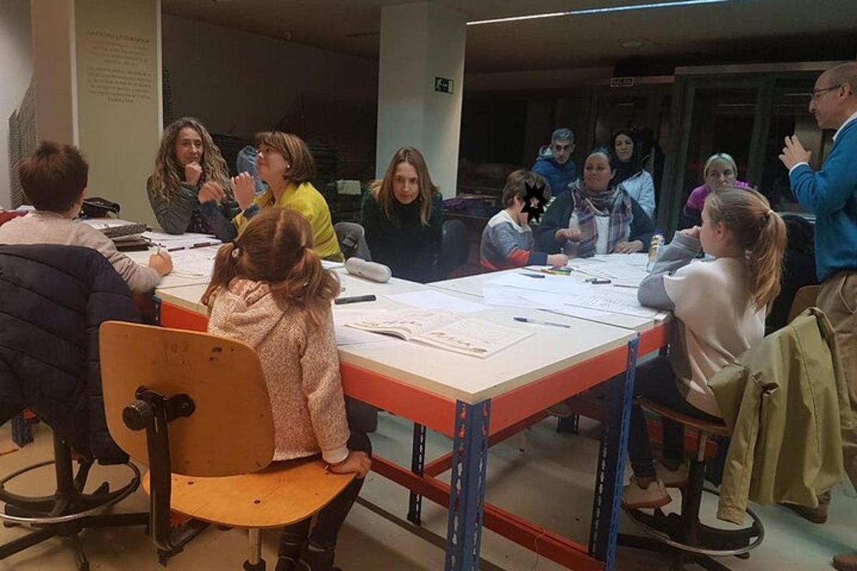 um grupo de pessoas sentadas ao redor de uma mesa
