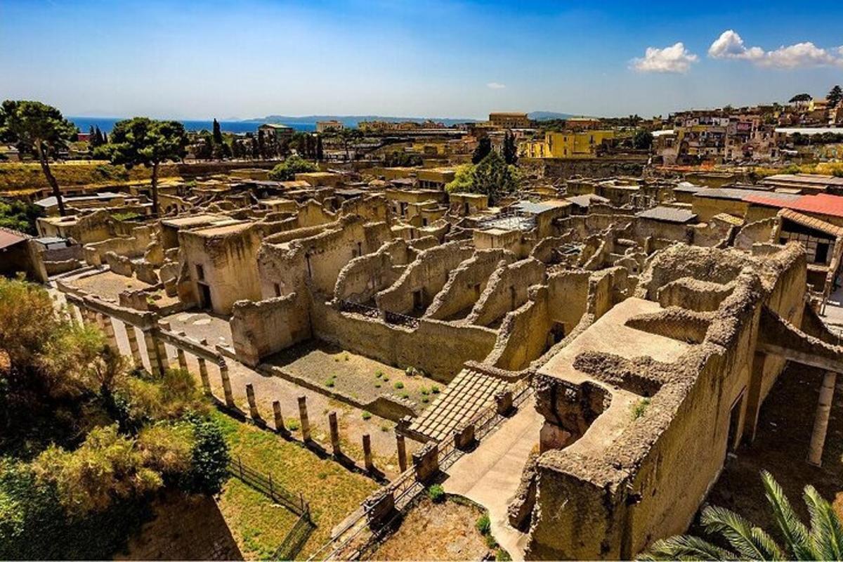 una vista aerea di una città antica con edifici