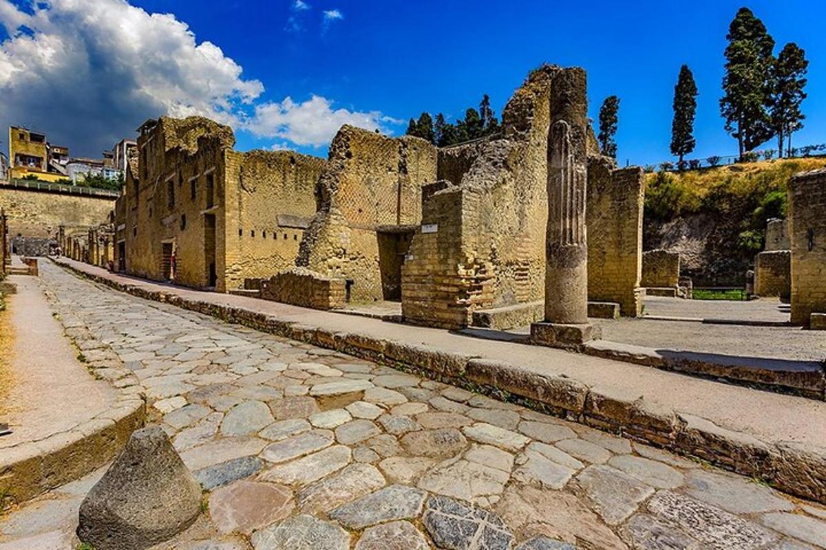 un antic edifici de pedra amb un carrer empedrat