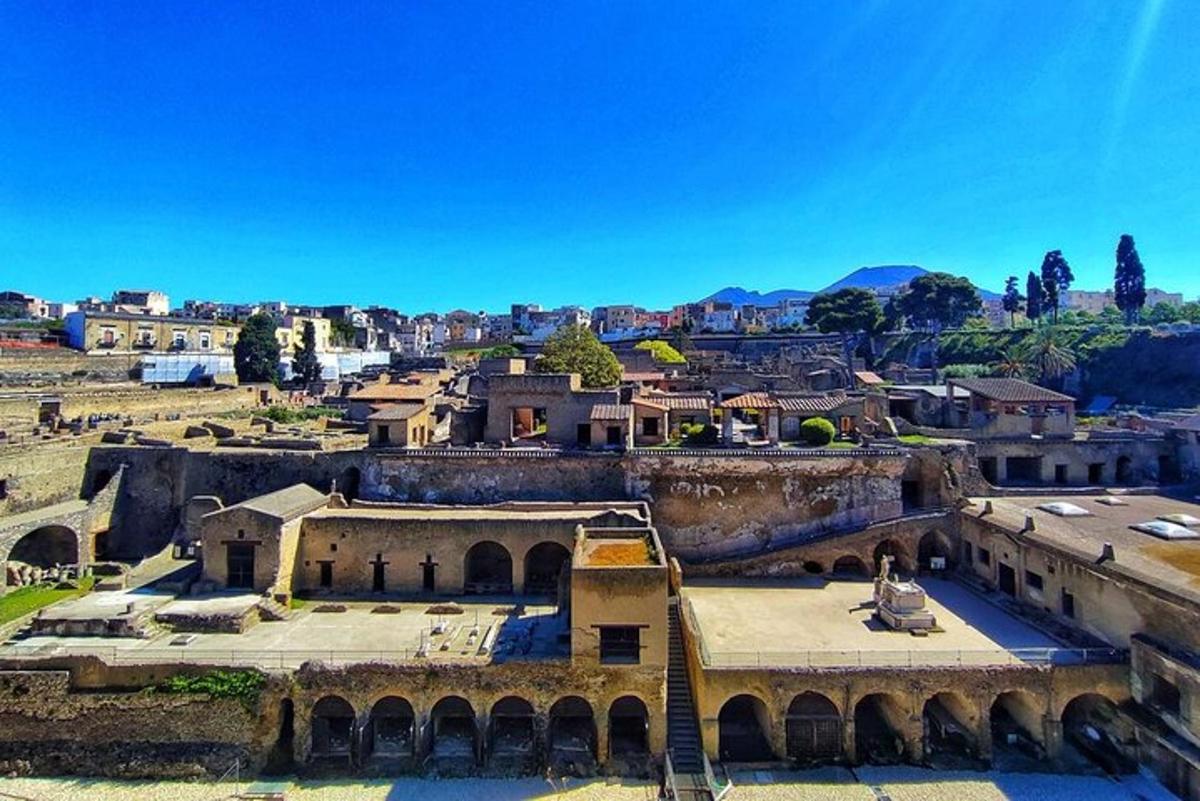 una vista aerea di una città antica con edifici