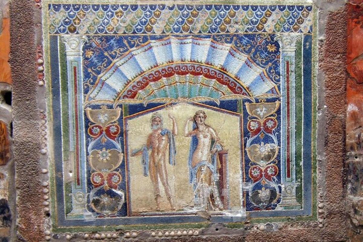 un mosaico di due persone su un muro