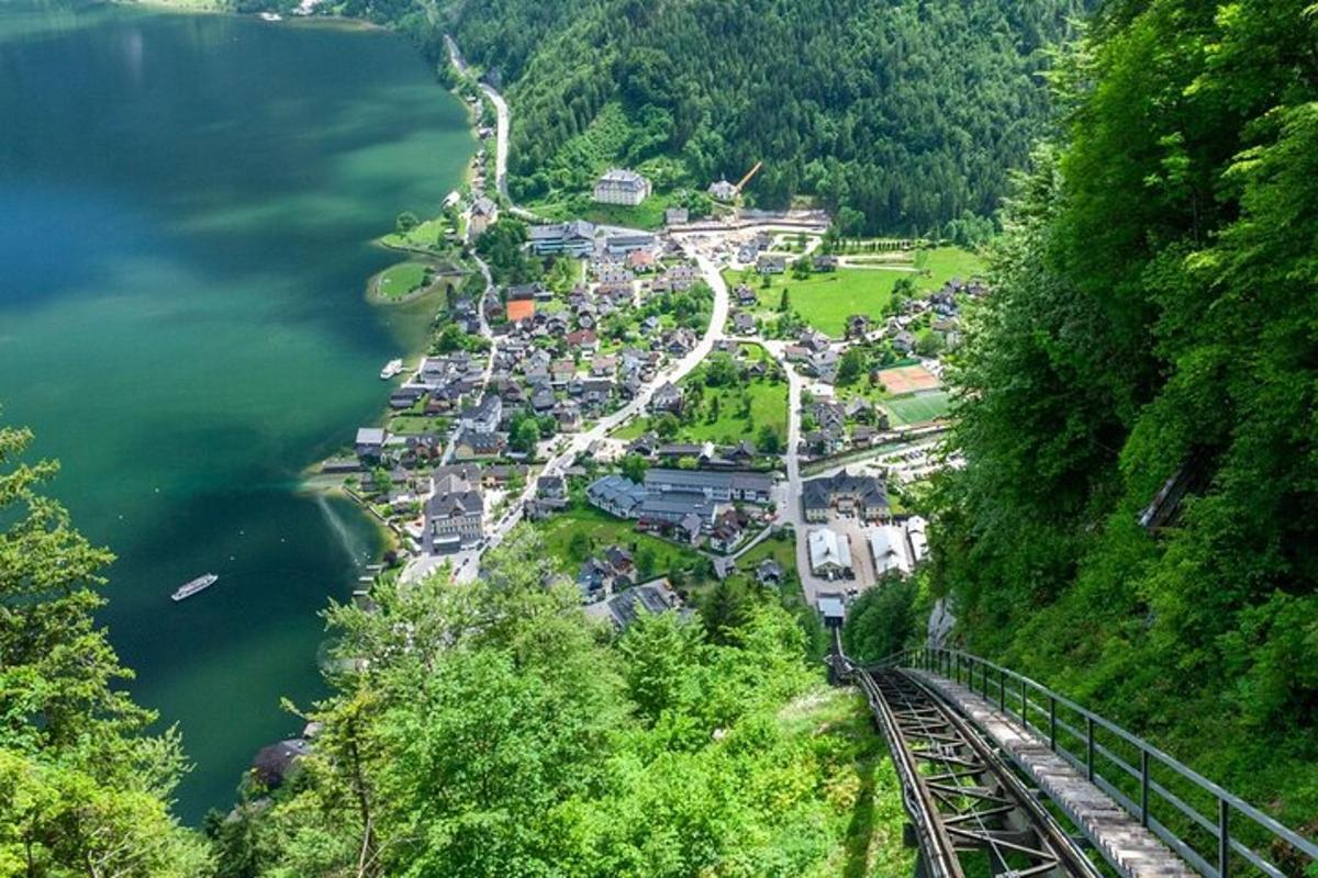 uma vista aérea de uma cidade próxima a um lago