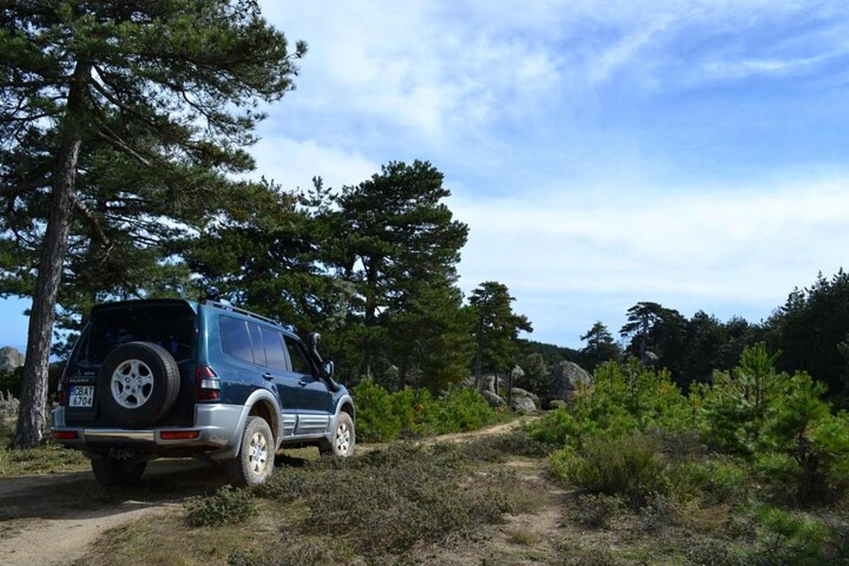 un SUV blu parcheggiato su una strada sterrata