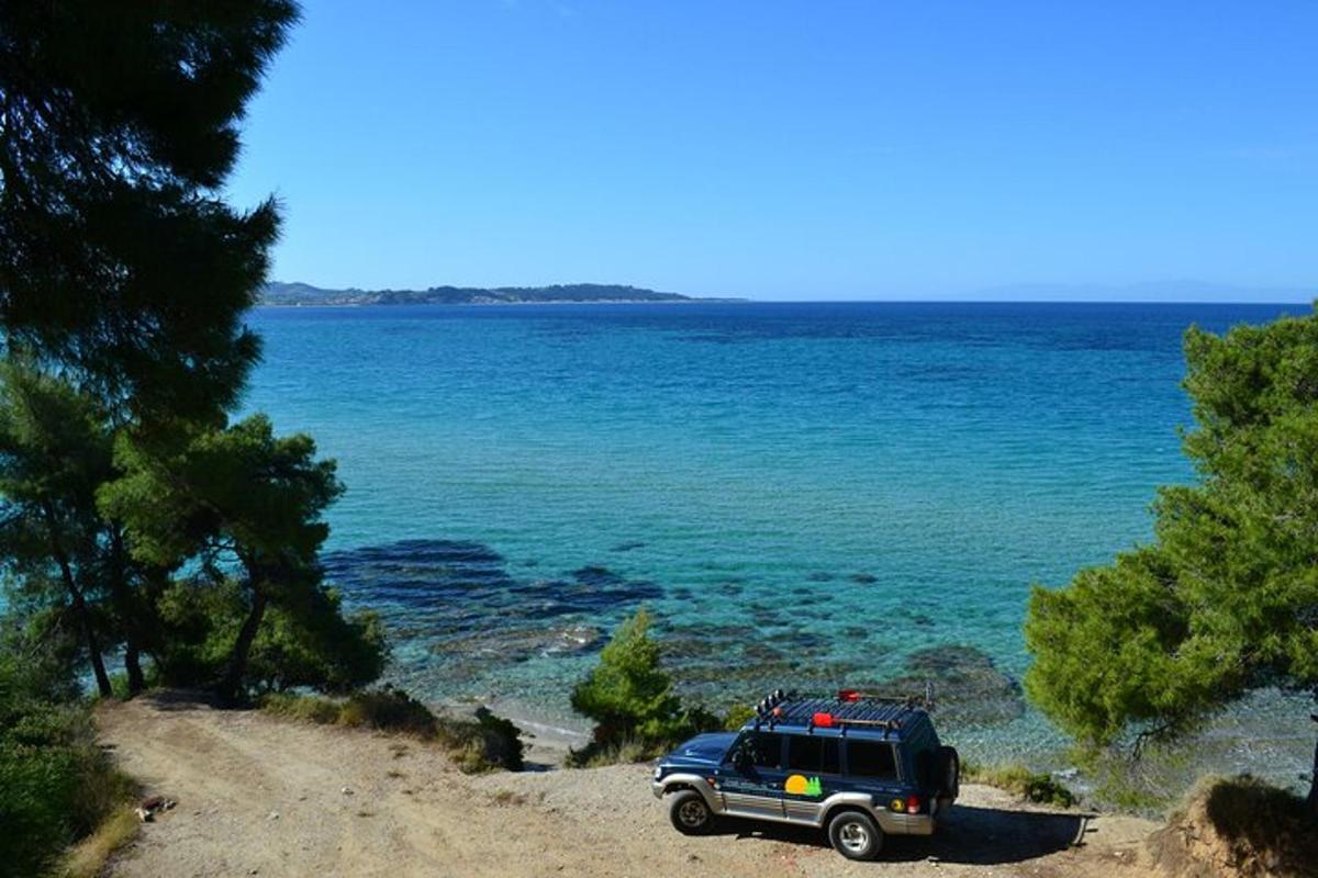 moder terenec parkiran na plaži blizu vode