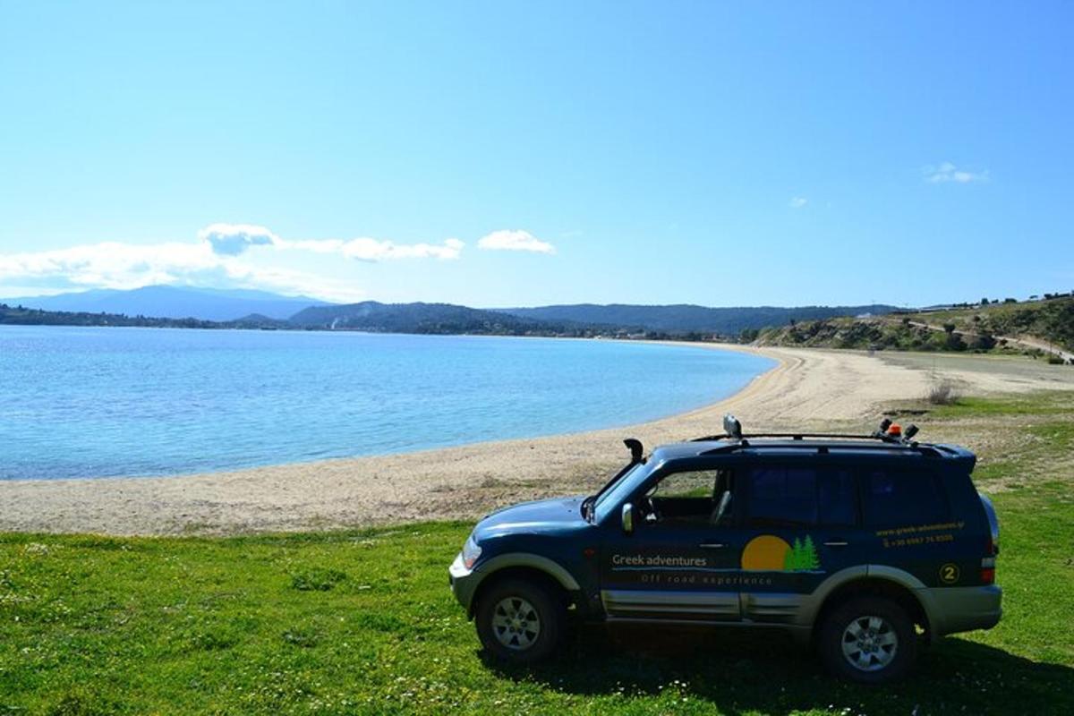 avto parkiran ob strani plaže