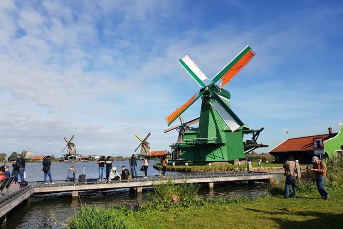 een groep mensen die naast een windmolen staan