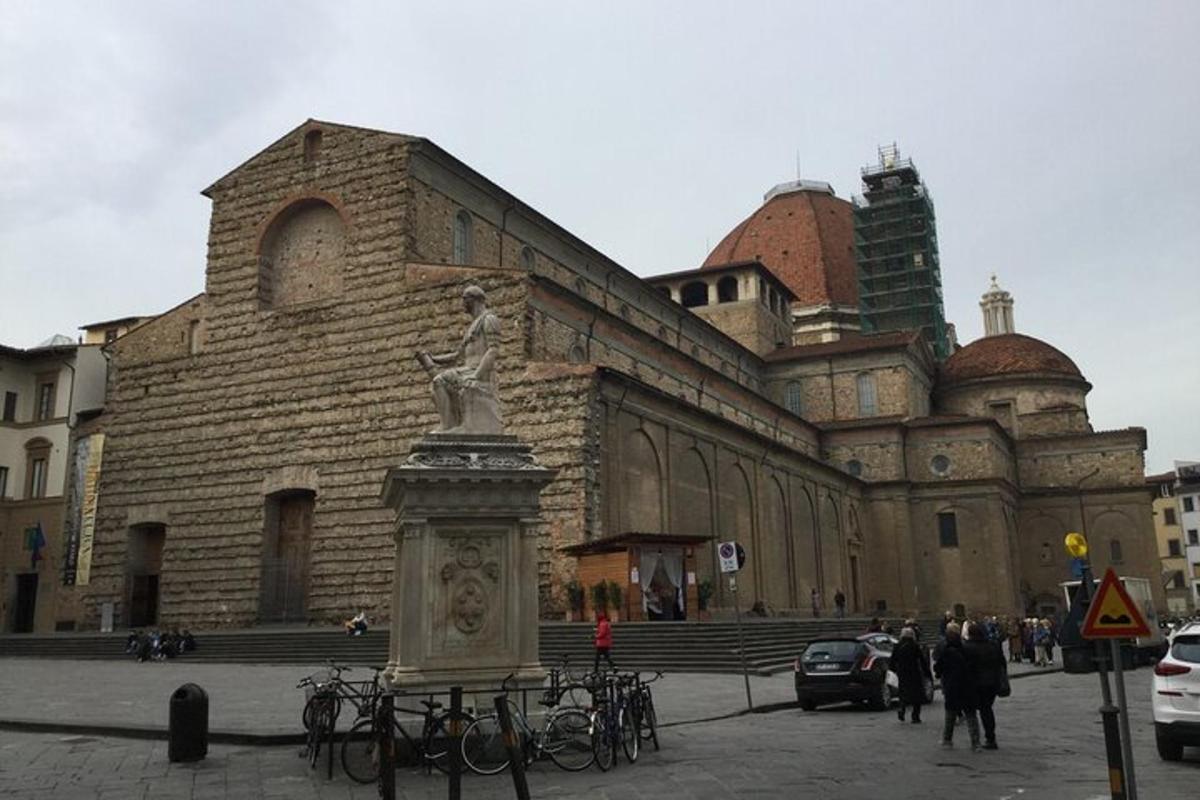 una statua di una donna davanti a un edificio