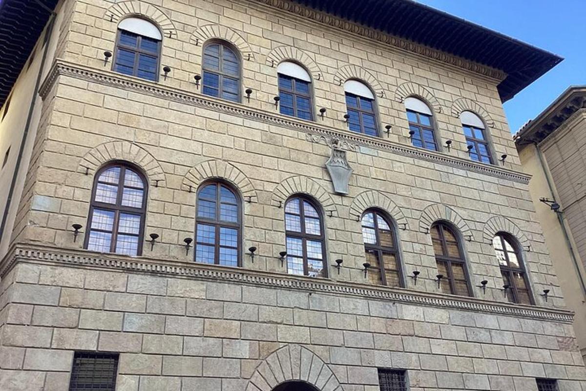 un edificio con un sacco di finestre