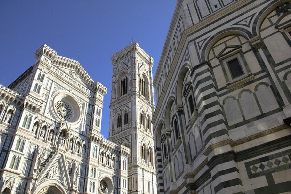 um edifício com uma torre de relógio ao lado de dois edifícios