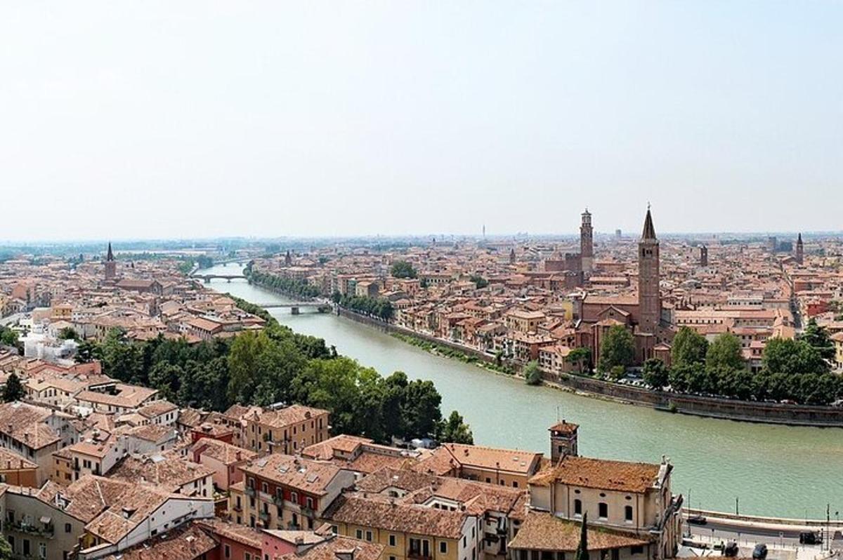 una vista di una città con un fiume e degli edifici
