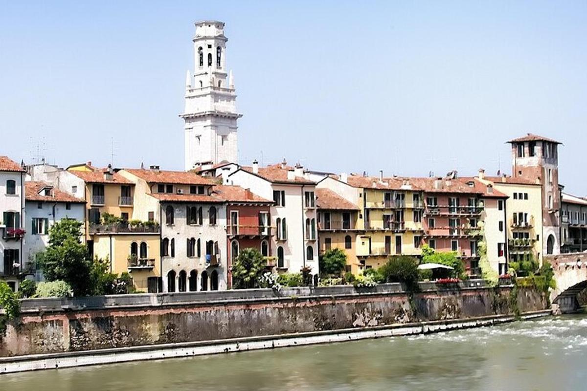un gruppo di edifici vicino a un fiume