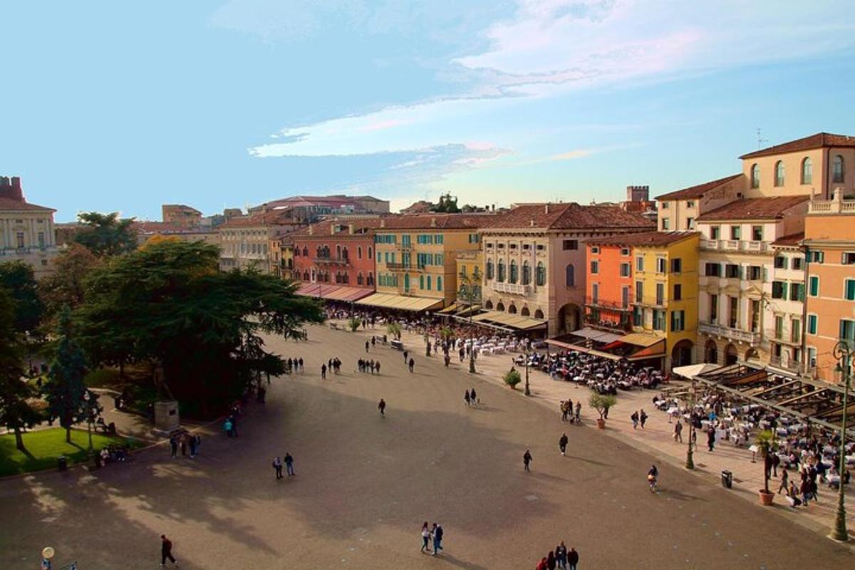 un gruppo di persone che camminano in una piazza di una città