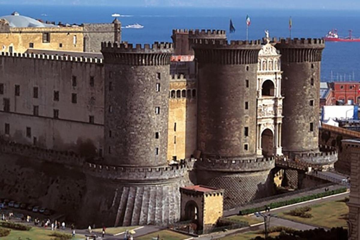 un castel mare cu un turn și o clădire