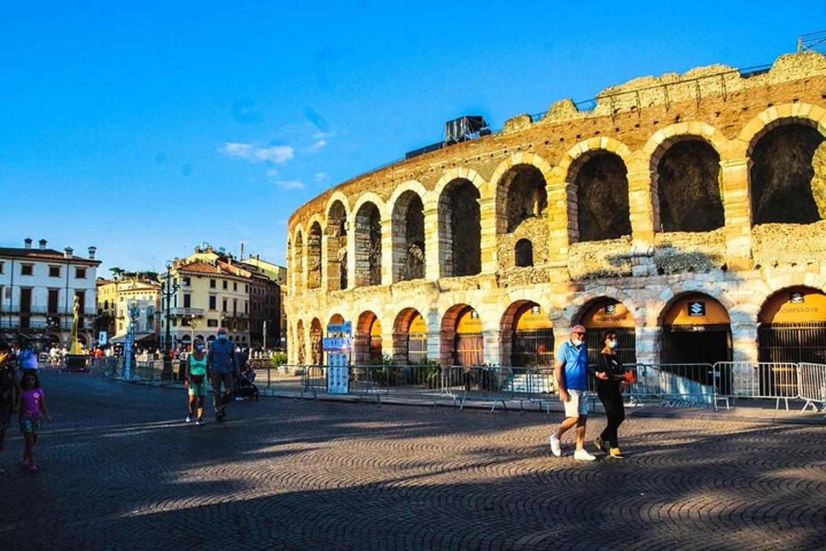 un gruppo di persone che camminano davanti a un edificio