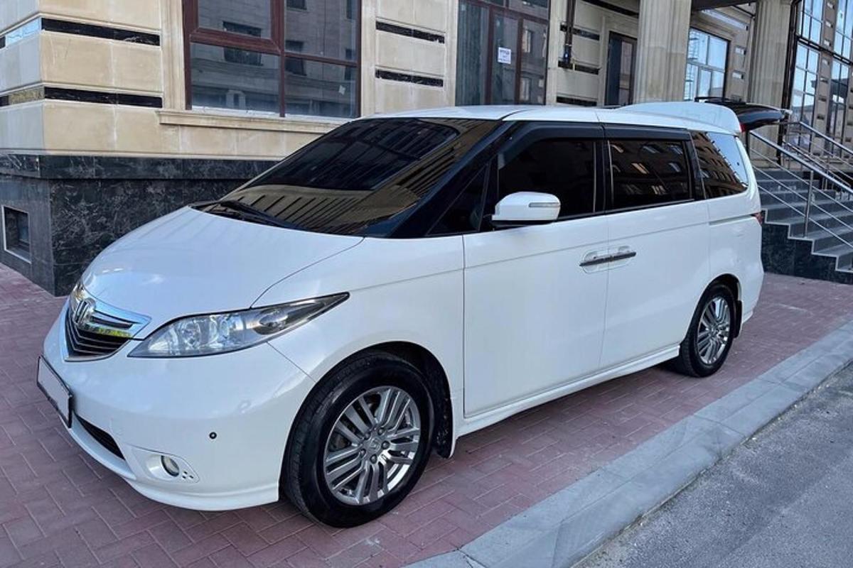 білий автомобіль, припаркований на узбіччі вулиці