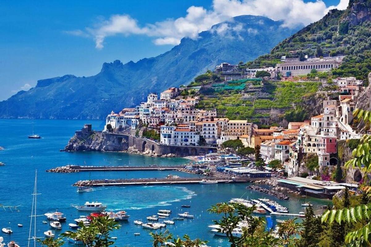 una città su una collina con barche in acqua