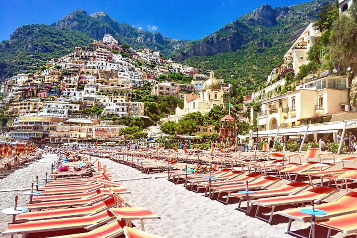 gomila ležaljki i suncobrana na plaži