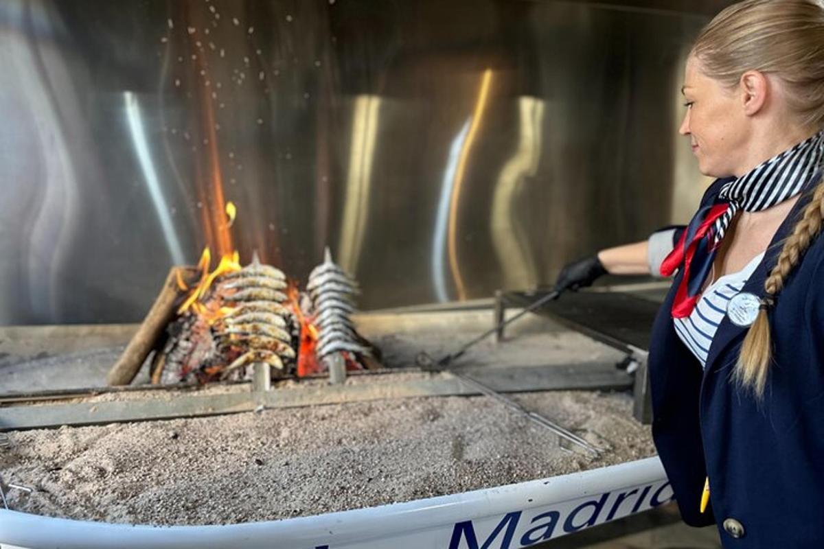 žena vaří jídlo na grilu
