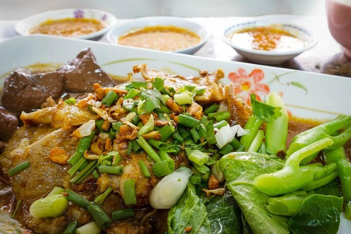 isang plato ng pagkain na may karne at gulay sa mesa