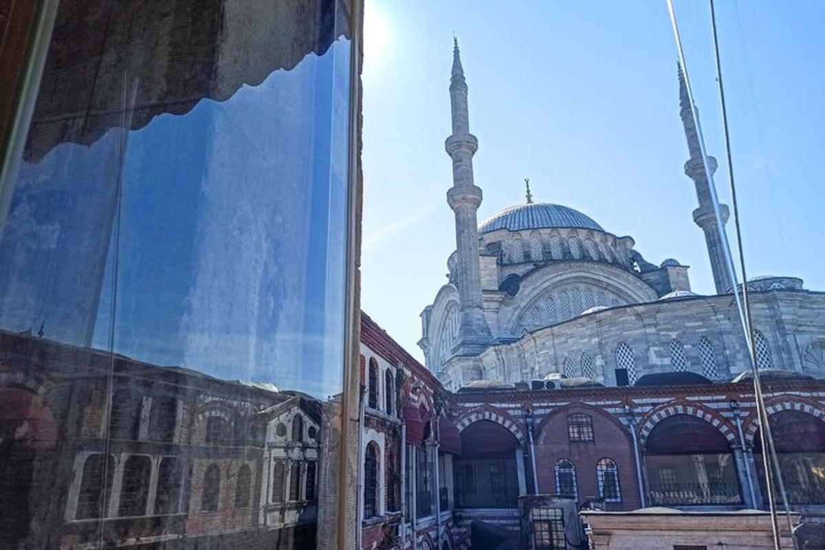 hoone, mille taustal on mošee ja minarett
