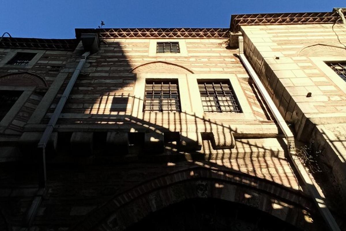 budova se schodištěm před budovou