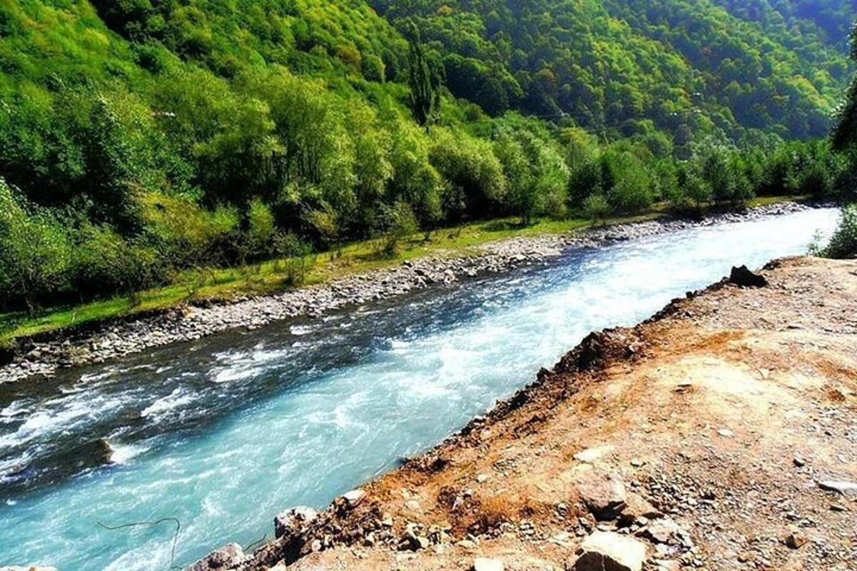 річка з порогами на схилі гори