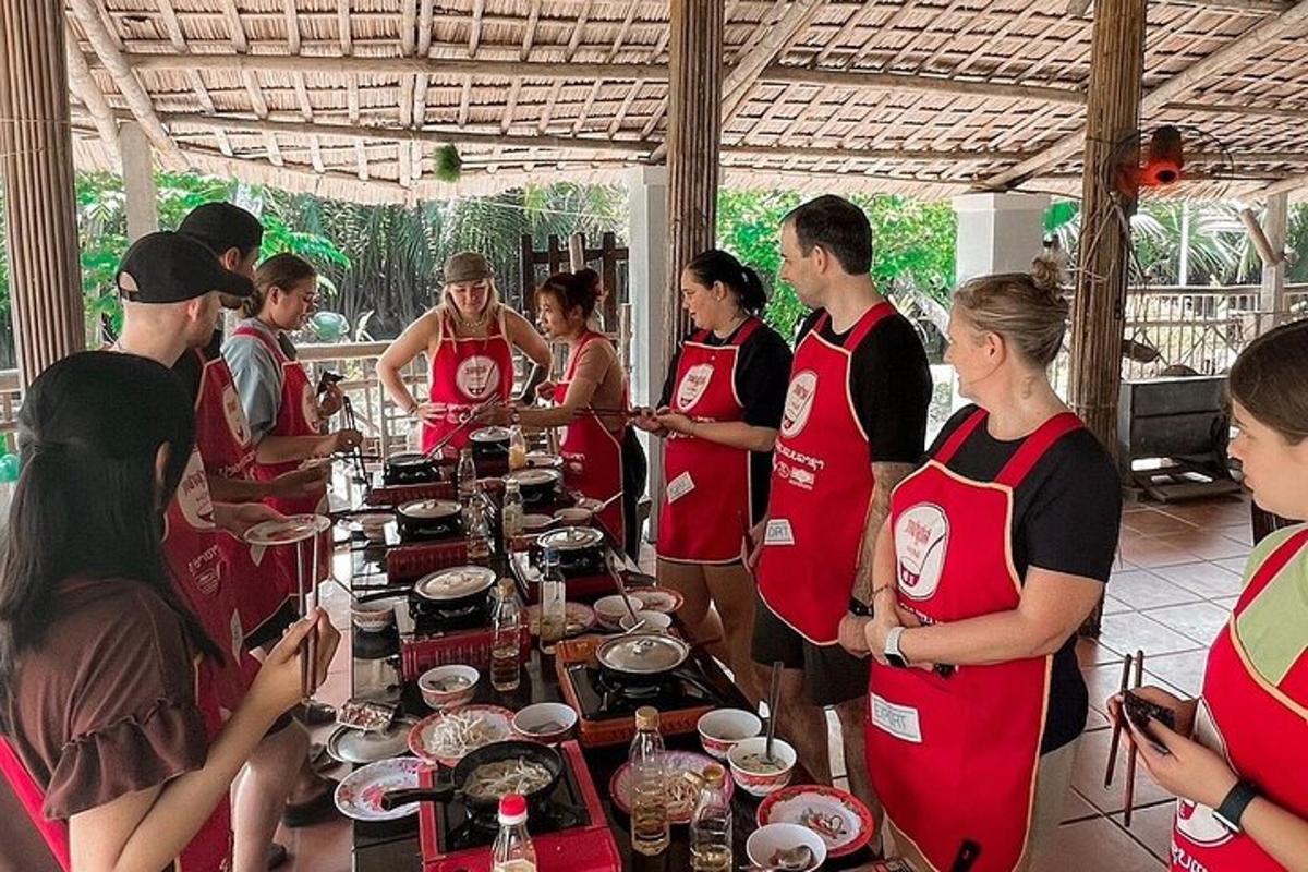 un grup de oameni care stau în jurul unei mese cu mâncare