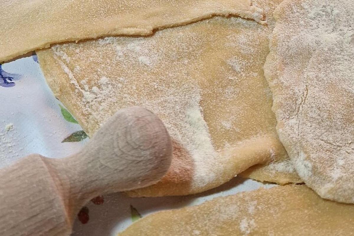 egy személy egy darab kenyeret tart a kezében