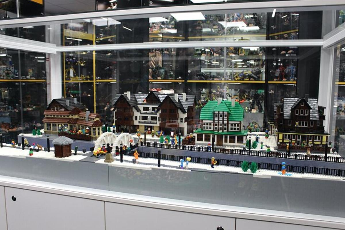 Lego model mesta v oknu